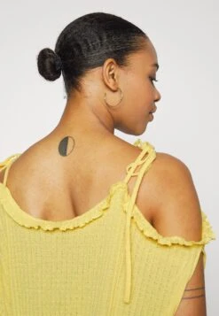 Pcbreeze Open Shoulder Playsuit - Jumpsuit - Pale Marigold -Pieces 08ef995226ed450f9beac71ff3979a2b