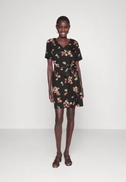 Pieces -Pieces 13885ba0335d496f880e53080e7382ef