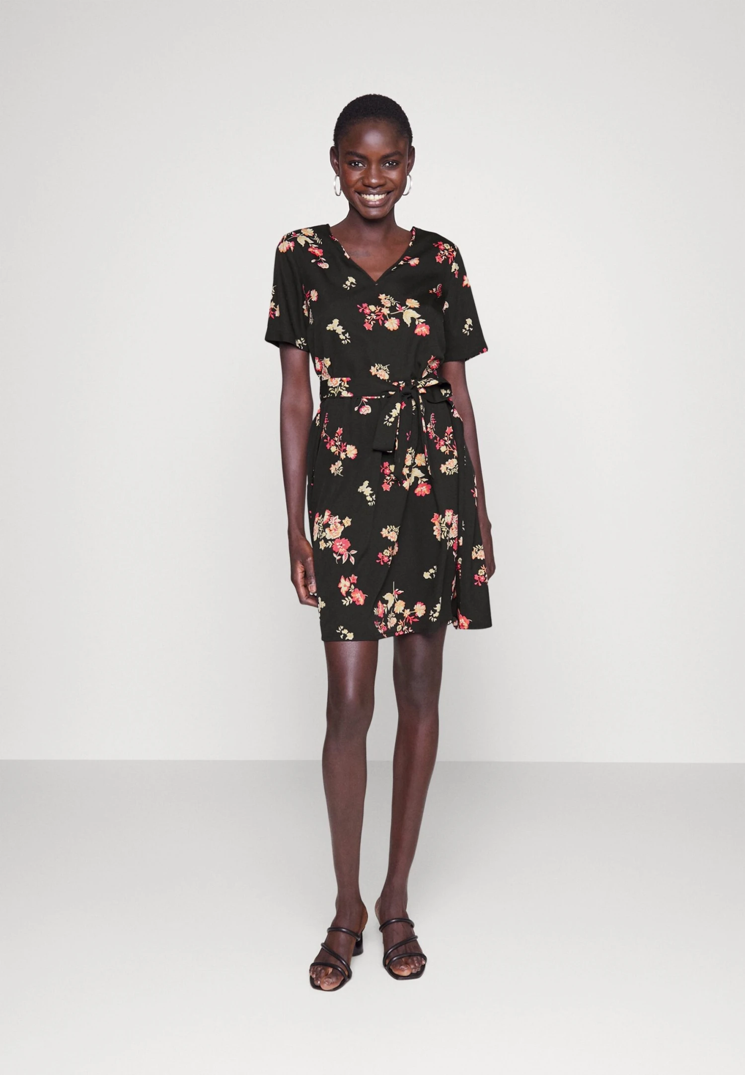 Pcliliana V Neck Dress - Jurk - Black 4 Pcliliana V Neck Dress - Jurk - Black - Afbeelding 2