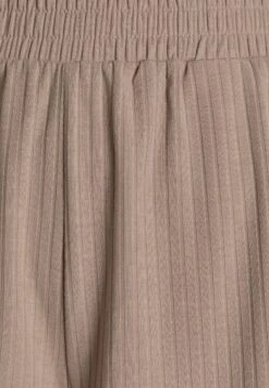 Pieces Pckylie- Shorts - Beige 12 Pieces Pckylie- Shorts - Beige -Pieces 220cd7c8a2eb4e208595b2bb734420eb