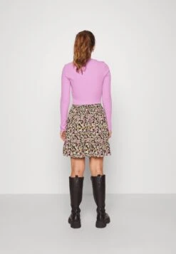 Pieces Petite PcmoniceSkirt - Minirok - Black/Graphiclilac -Pieces 486f72c1b39b4ad79d3dd81aeb86205c