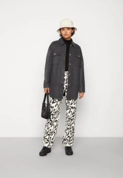 Pieces Pcjudy Shacket- Halflange Jas - Dark Grey 9 Pieces Pcjudy Shacket- Halflange Jas - Dark Grey -Pieces 49619c46f8184ee5bc38556fcf5dba97