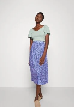Pcgweno Midi Skirt- Kokerrok - Granada Sky/Flower Vista Blue -Pieces 50a9d1a218e14bf1b8706f195a06dffa