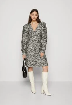 Pcmercy V Neck Dress - Cocktailjurk - Black -Pieces 5ed9be5bf2244a66be4b2998a68e748b