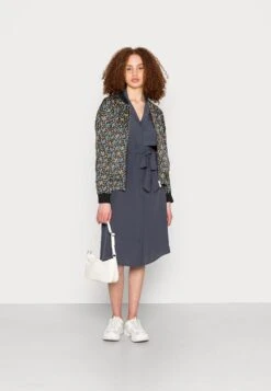 Pieces -Pieces 69fb67b7f92342f293d4ba35f83a1531