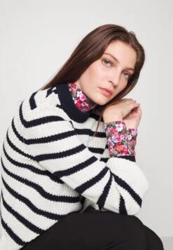 Pctrista O Neck - Trui - Sky Captain/Cloud Dancer -Pieces 758a6e94286e44918e8a667092dcd52e