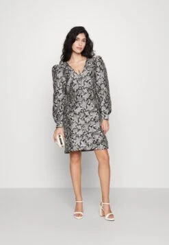 Pieces Petite Pcmercy V Neck Dress - Cocktailjurk - Black -Pieces 758c7ed641324b64b1ce43e0cddd68b4