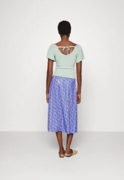 Pcgweno Midi Skirt- Kokerrok - Granada Sky/Flower Vista Blue -Pieces 788397c95ba94cb8bcb1e227a8ccd3fd