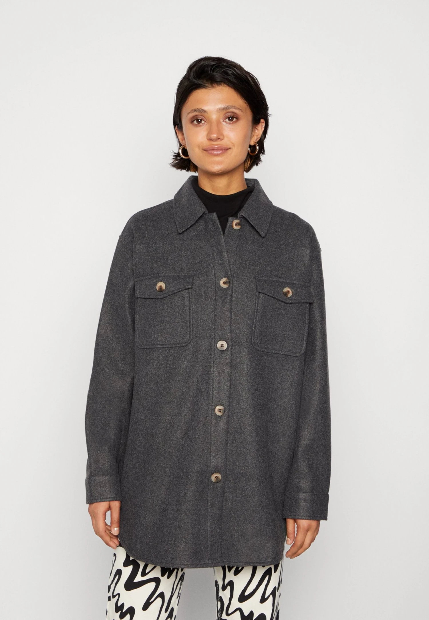 Pieces Pcjudy Shacket- Halflange Jas - Dark Grey 3 Pieces Pcjudy Shacket- Halflange Jas - Dark Grey