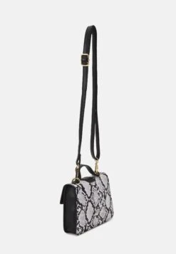 Pieces Pcomio Cross Body - Handtas - Black 8 Pieces Pcomio Cross Body - Handtas - Black -Pieces af870b57960345e08fcdab48a04fedc3