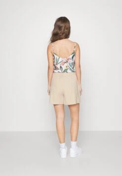 Pieces Petite Pckylie - Shorts - Irish Cream 9 Pieces Petite Pckylie - Shorts - Irish Cream -Pieces bd43c801191e4ac1aa42c9cc2fd058c8