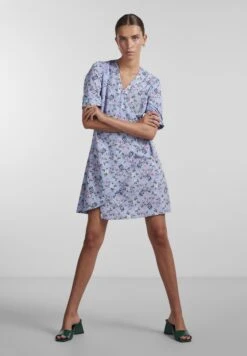 Pieces -Pieces bd4be7074dd9424caedf3a6154c2a9ae