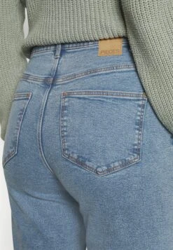 Pckesia Mom- Slim Fit Jeans - Light Blue Denim -Pieces bf8925913eb84d91bdfc492bdc8b887d