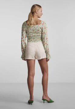 Pieces HøjtaljedePckavay - Jeansshort - Cloud Dancer -Pieces cc40a1e3fbf640d8b097da5c27b0059b