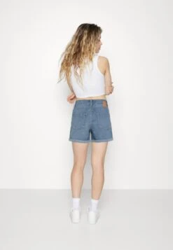 Pieces Pcpeggy - Jeansshort - Light Blue Denim 10 Pieces Pcpeggy - Jeansshort - Light Blue Denim -Pieces cf8164b273fd4815b79afa744ada4a39