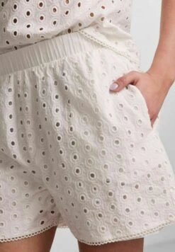 Pieces Højtaljede Pclilla - Shorts - Cloud Dancer -Pieces d7c863bb347e4ff6b612bef0bfa7244b