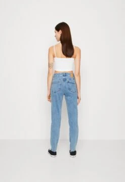 Pieces Pckesia Mom- Relaxed Fit Jeans - Light Blue Denim 10 Pieces Pckesia Mom- Relaxed Fit Jeans - Light Blue Denim -Pieces e171cc6ab00e43b181ee0c52725659bd