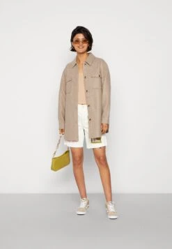 Pieces Pcjudy Shacket- Halflange Jas - Fossil -Pieces ec1c3f40cbd5482a8fee9fbcfeadc970