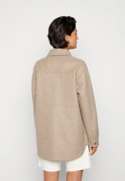 Pieces Pcjudy Shacket- Halflange Jas - Fossil -Pieces f8451b6c4063438193beff4e47c3722f